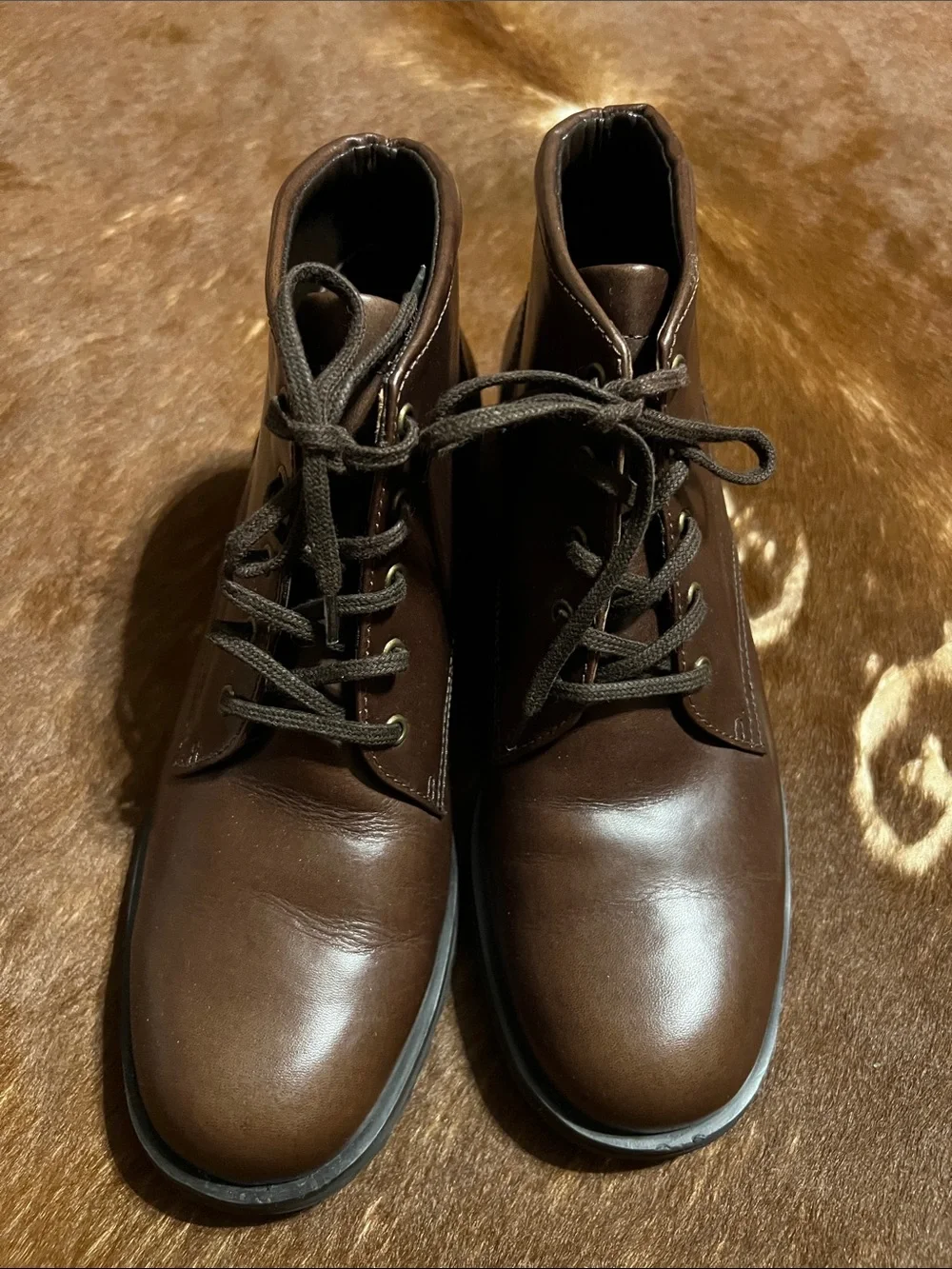 Rockport woman’s Dark Brown Leather Chukka Boots, size 7.5